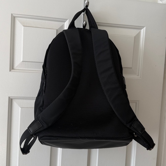 Lululemon Everywhere Backpack in 17L in Black - Picture 10 of 17